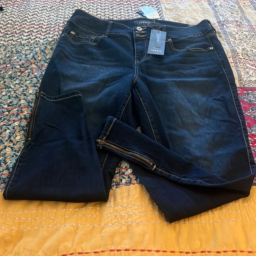 Torrid 19 Jeggings with zipper hems!!
